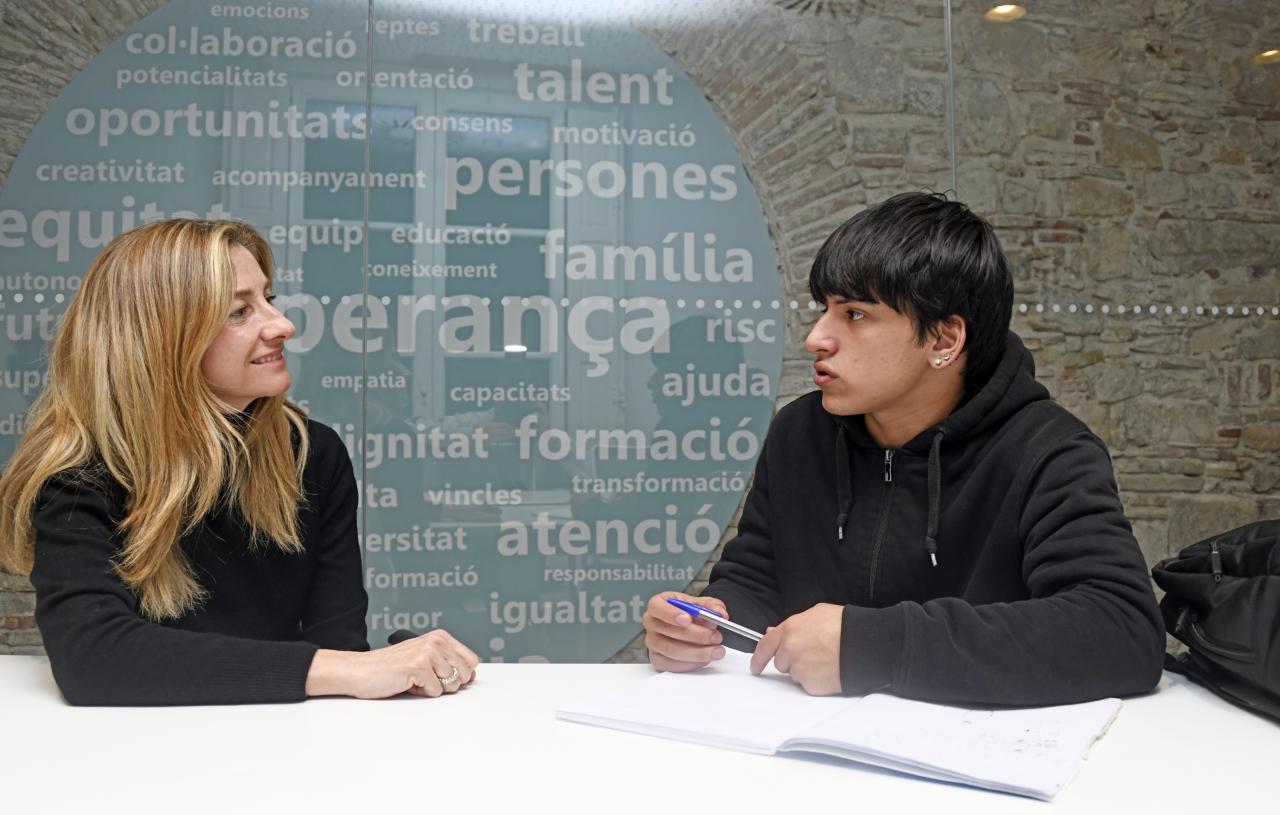 Raquel Lalueza i Facundo durant una classe de reforç. © Fundació ”la Caixa”