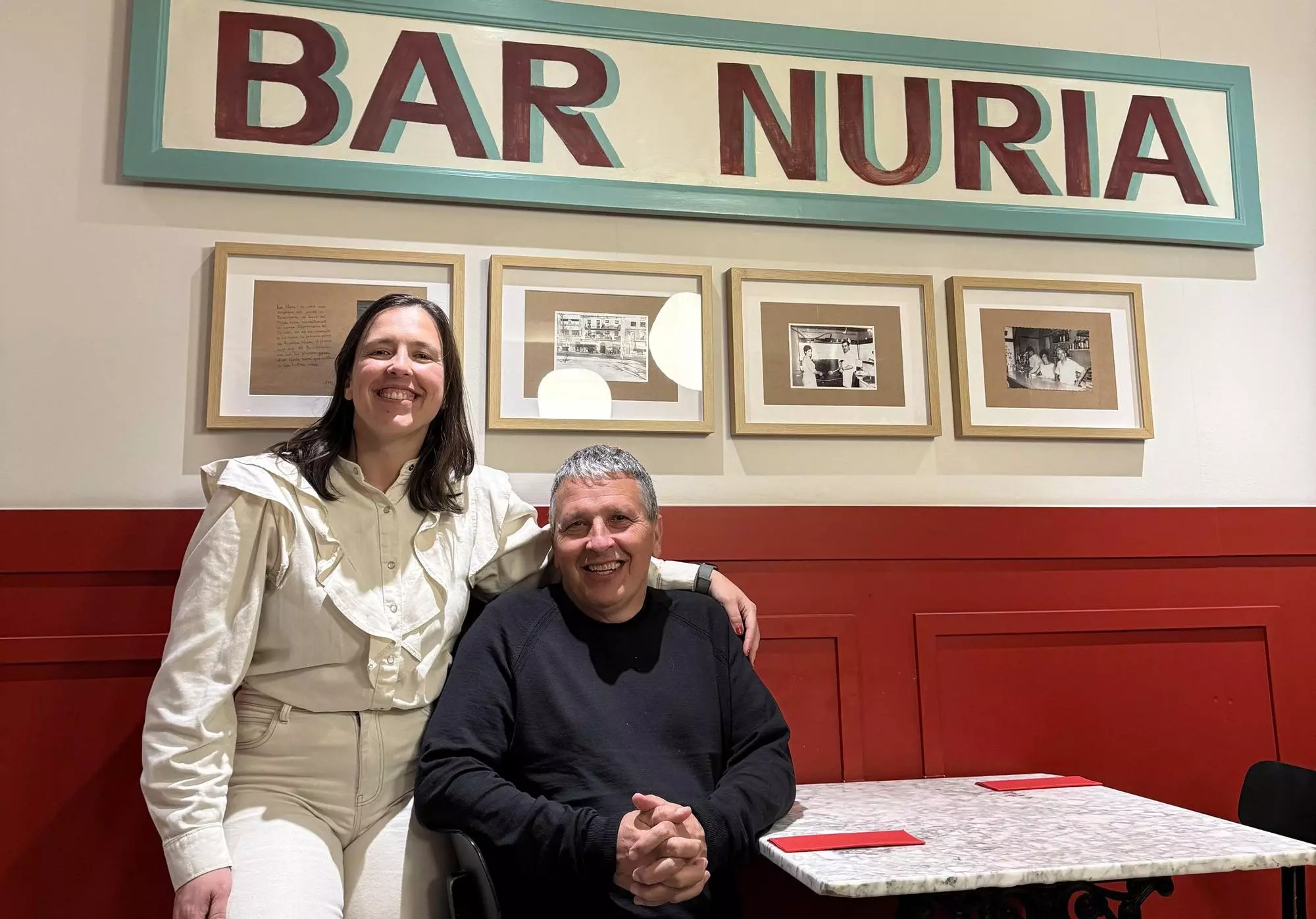 Ricard Noguera, amb la seva filla Laura, davant del rètol original de 1962. © Facundo Ruiz