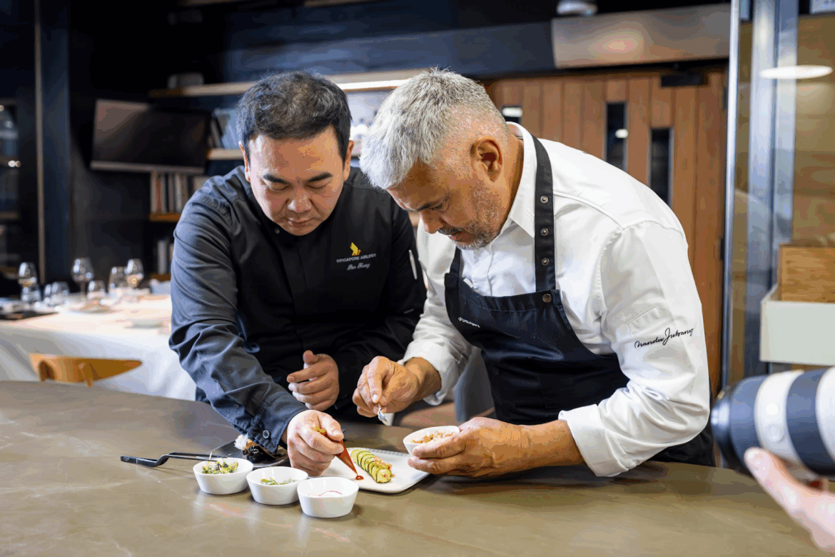 Ben Kuang (Catering Manager de Singapore Airlines) y Nandu Jubany preparando el menÃº para cabina