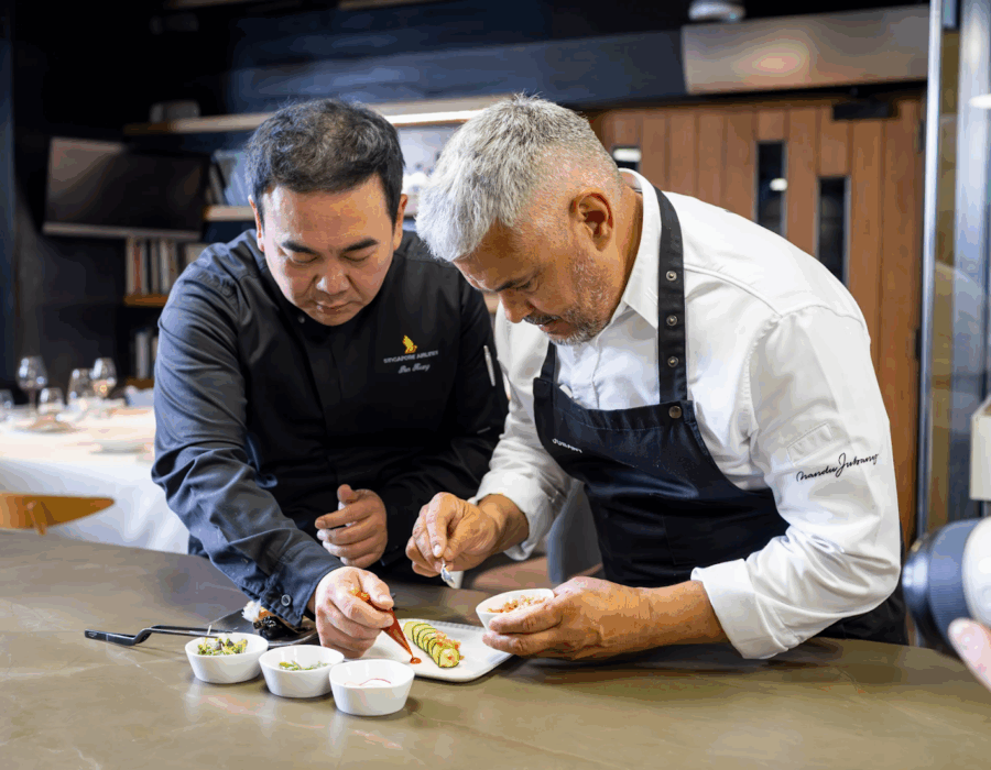 Ben Kuang (Catering Manager de Singapore Airlines) y Nandu Jubany preparando el menÃº para cabina