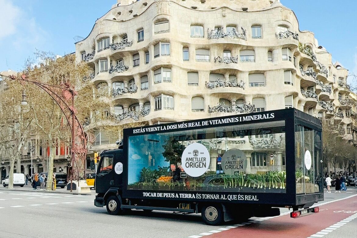 El camió d'Ametller Origen davant la Pedrera