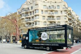 El camió d'Ametller Origen davant la Pedrera