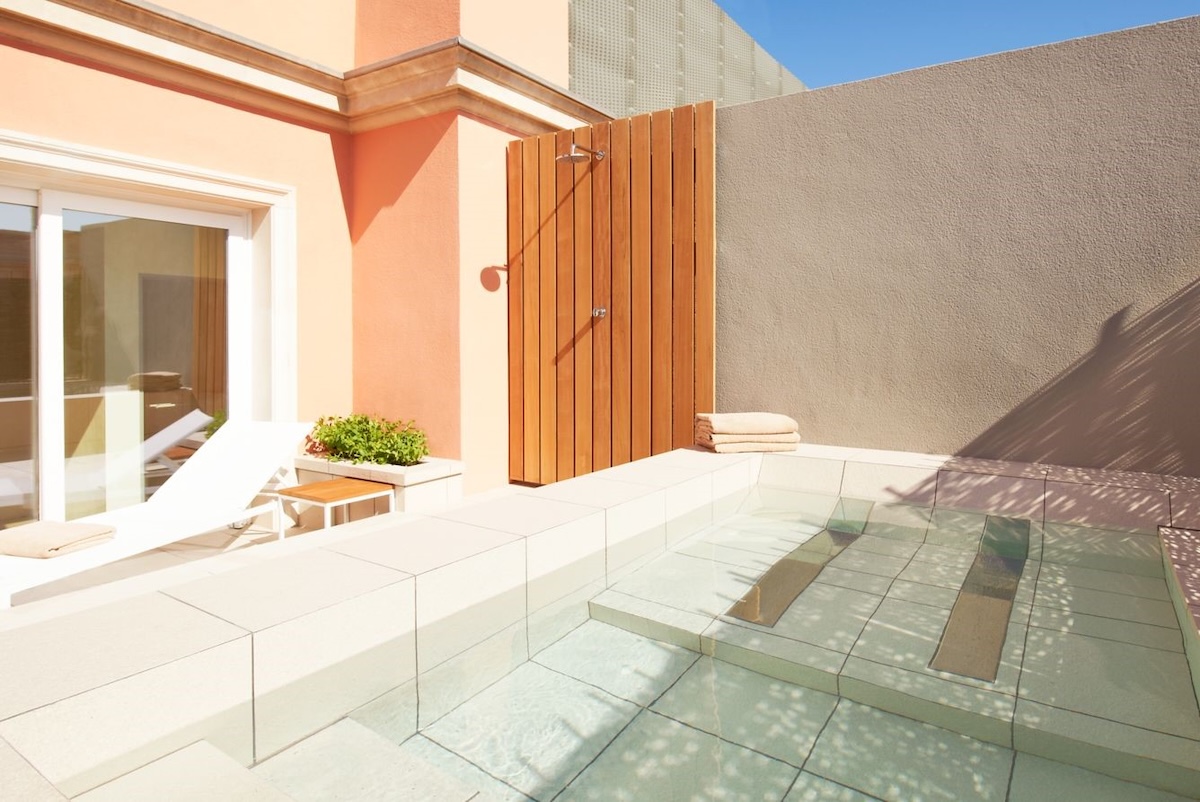 En la parte más alta del hotel, la mejor suite del establecimiento tiene de vecino a un spa con terraza y baño exterior (Le Méridien)