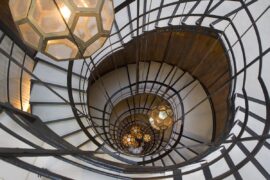 La famosa escalera de caracol del Cotton House, diseñada por Rubió i Tudurí, una estructura heredada de la segunda vida de la casa.