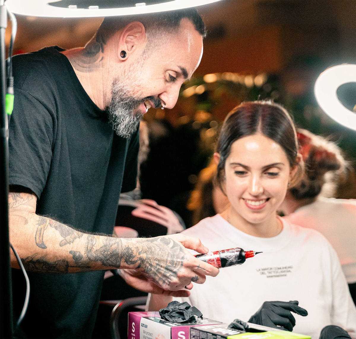 Aprendre a tatuar amb una estructura real.© Tatoox