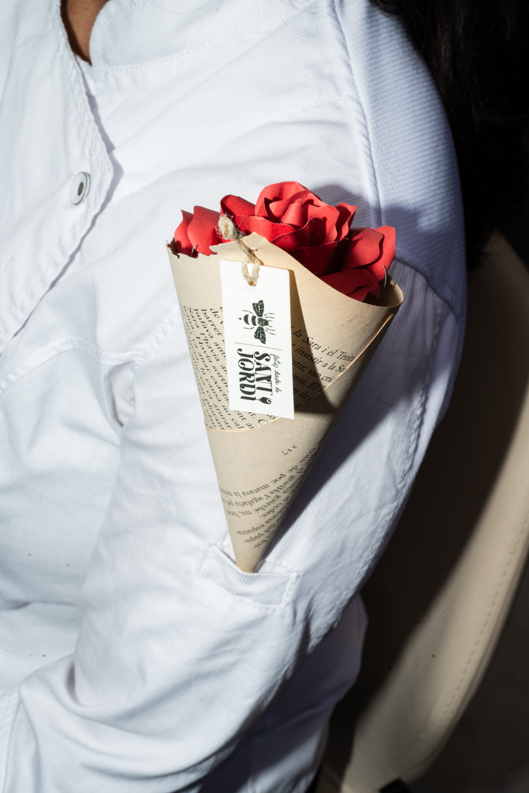 Incorrecte celebra Sant Jordi con un menú degustació y una rosa de papel firmada por la diseñadora Paola de Fuera.