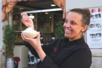 Irene Iborra delante de Mamá Heladera