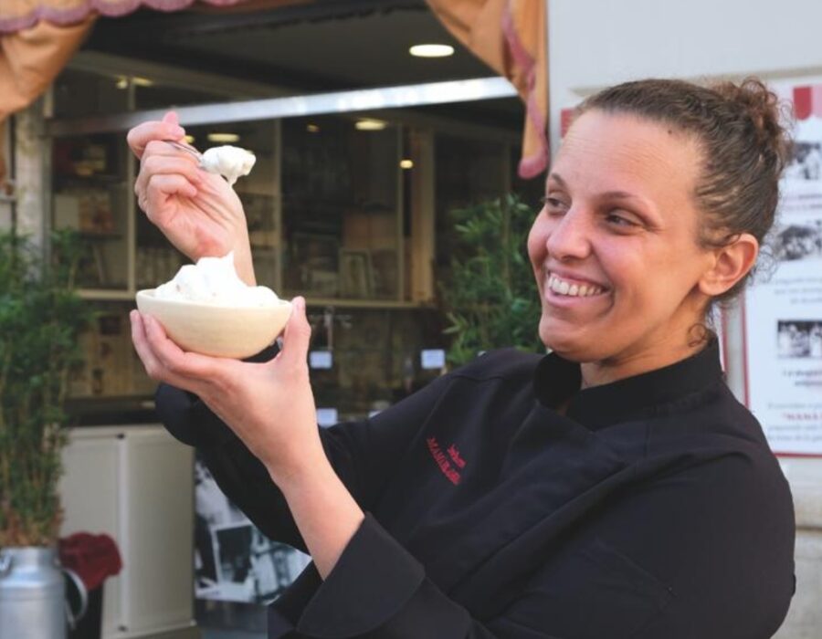 Irene Iborra delante de Mamá Heladera