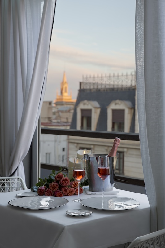 La Terrassa del Claris celebra Sant Jordi entre rosas líquidas, atún rojo y vistas sobre la ciudad