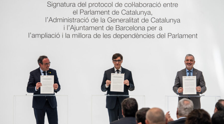 Josep Rull, Salvador Illa i Jaume Collboni a la signatura del protocol. 