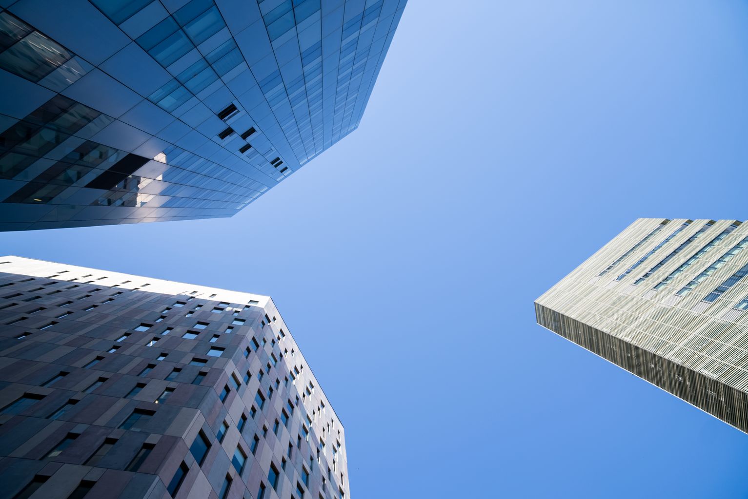 Vista dels gratacels del 22@ des del terra. 