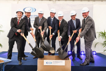 Los responsables de ICO y del Port de Barcelona durante la colocación de la primera piedra de la futura terminal.© 2026 Port de Barcelona.