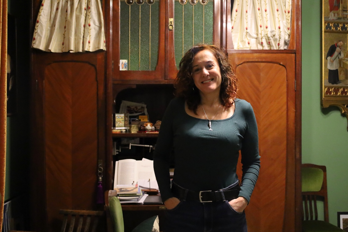 L'Astrid Roig al seu pis, davant del que va ser de la família Puig.