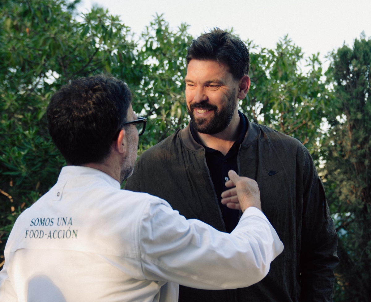 Òscar Manresa conversa amb Marc Gasol a una trobada de la Fundació Catalina