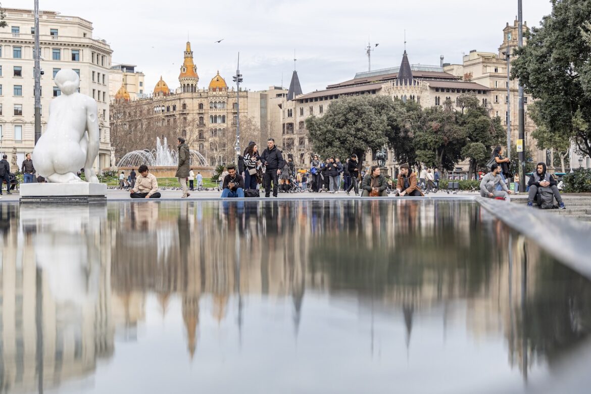 Turistes a la plaça Catalunya. © Àngel Bravo