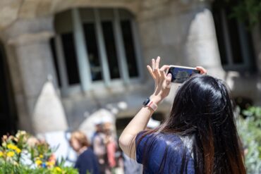 Una turista fotografía La Pedrera. © Àngel Bravo